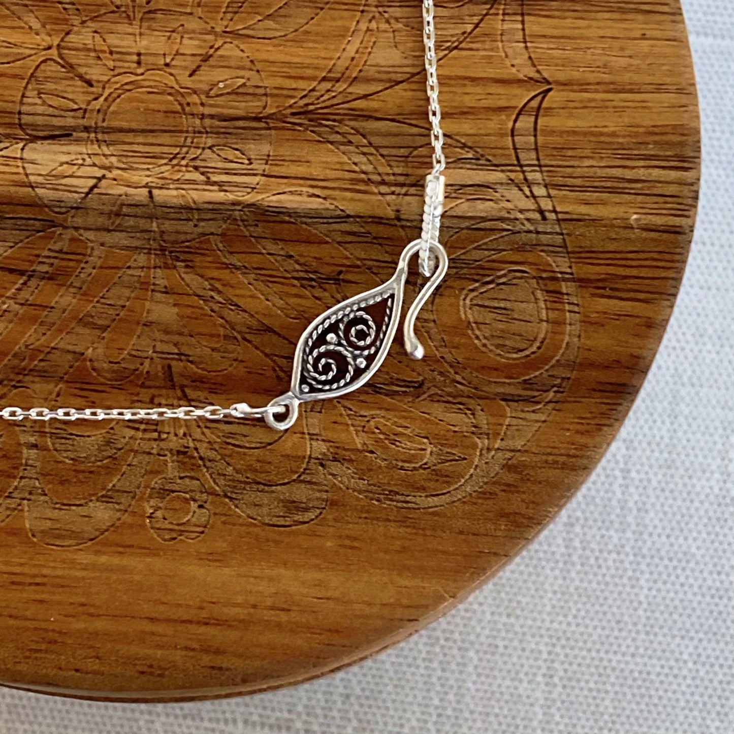 Leaf Clasp Silver Filigree Necklace
