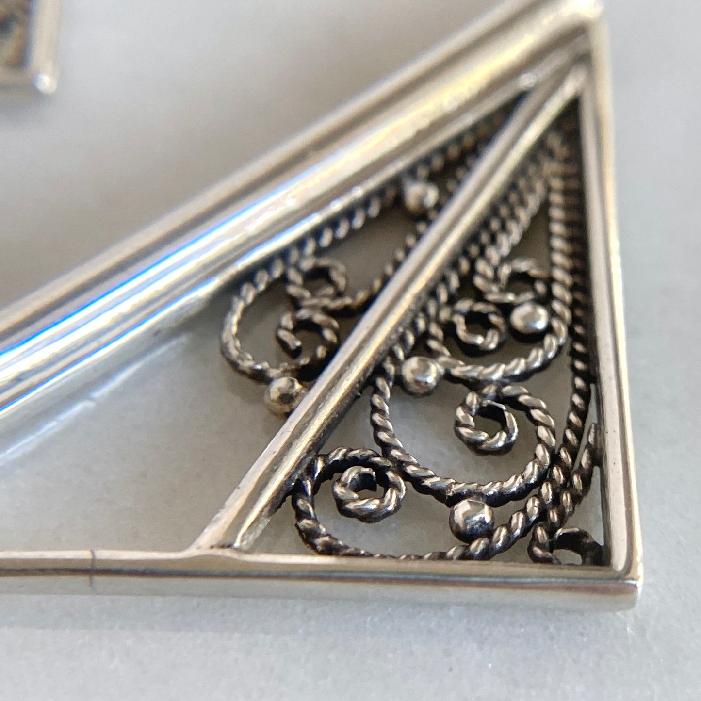 Filigree Triangle Trusses Necklace