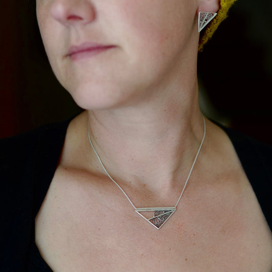 Filigree Triangle Trusses Necklace