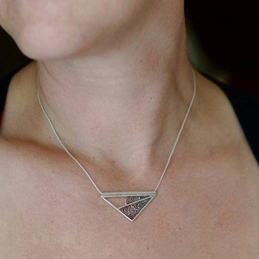 Filigree Triangle Trusses Necklace