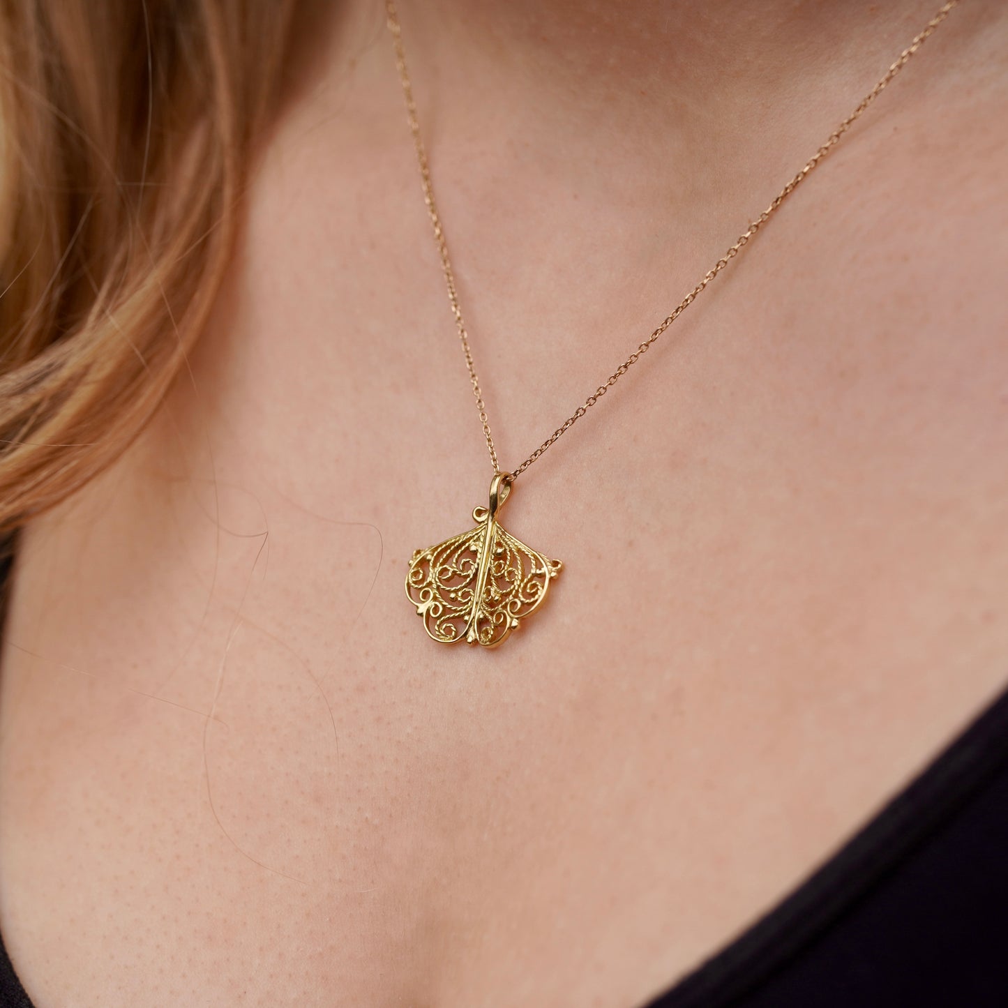 Ginkgo Leaf Gold Filigree Pendant 18K