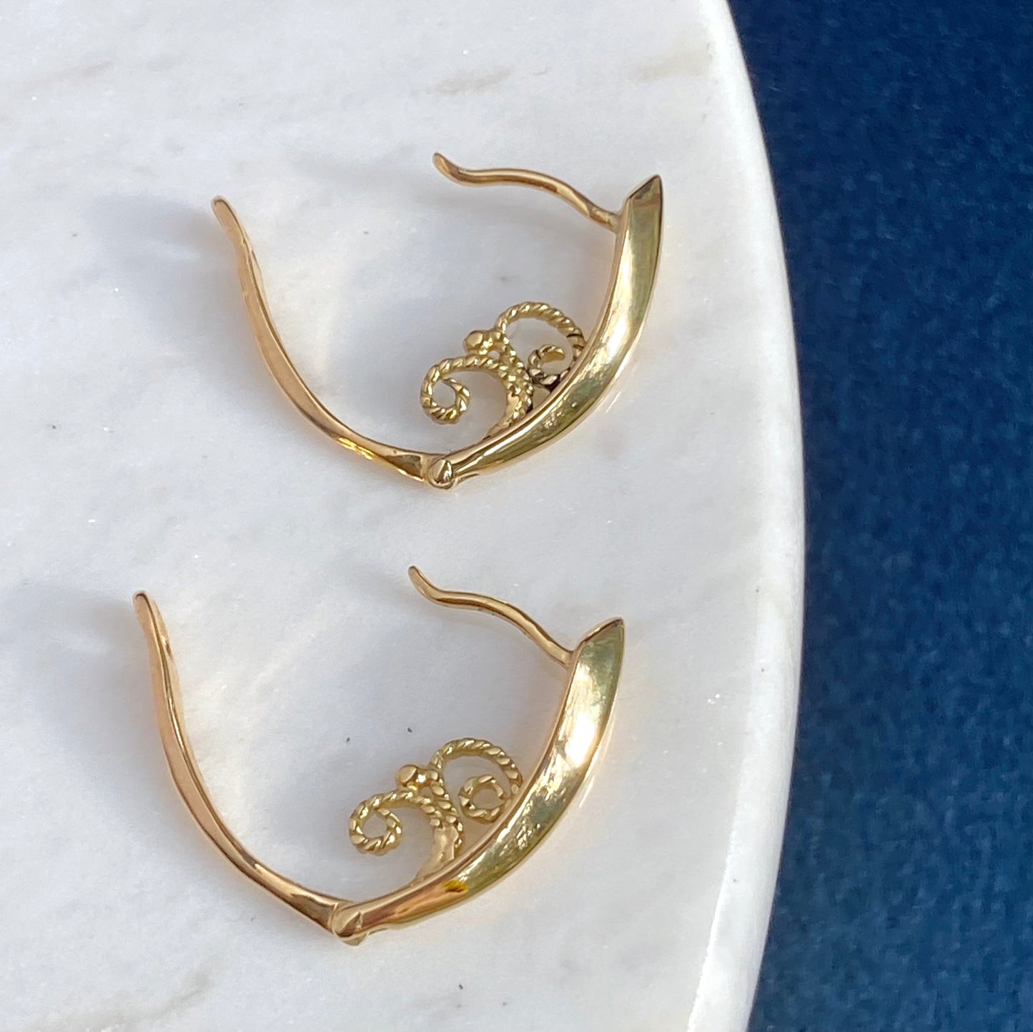 V-Shaped Hinging Hoop Filigree Earrings